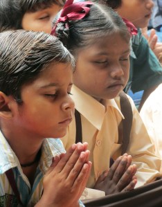 2017-03-slum-school-children-prayer